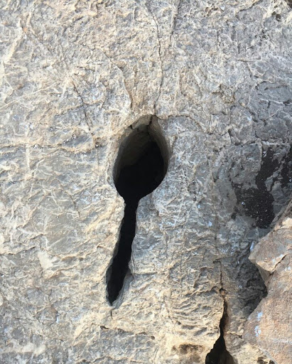 رمزگشایی نشانه جوغن صخره ای روی سنگ در دفینه یابی