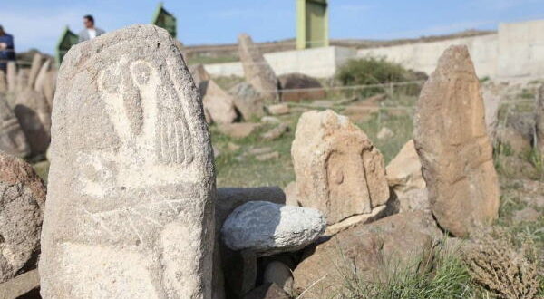 قبرستان باستانی شهر یئری اردبیل - سنگ نگاره های قبرستان شهر یئری
