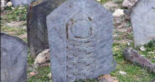 نشانه سنگ قبر با نقش هلالی در گنج یابی و دفینه یابی