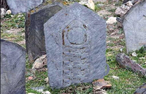 نشانه سنگ قبر با نقش هلالی در گنج یابی و دفینه یابی