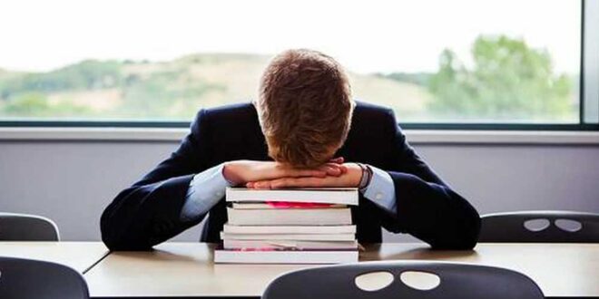 تعبیر خواب دیر رسیدن به امتحان و استرس امتحان و آماده نبودن برای امتحان