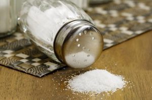 تعبیر خواب نمک و خوردن نمک - دیدن نمک پاش در خواب تعبیرش چیست